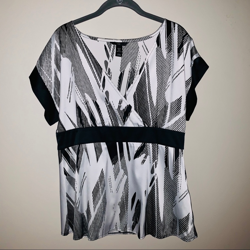 EUC H&M Off White & Black Satin Top w/ Side Zipper